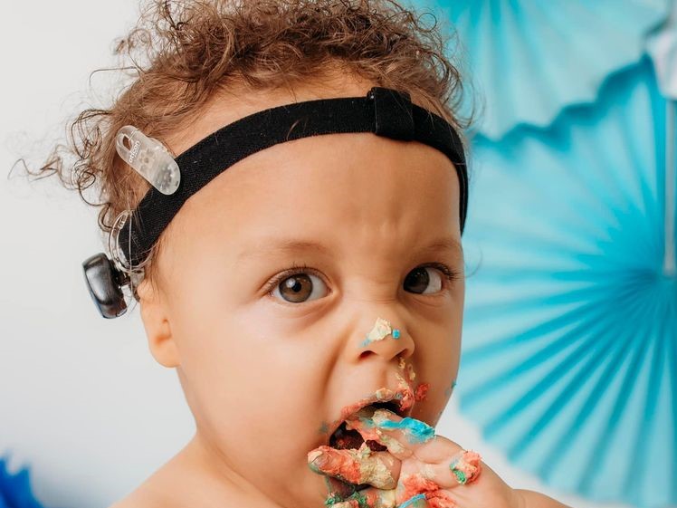 Natalie Jackson (US) a 4.3 A boy wearing a Ponto bone conduction device